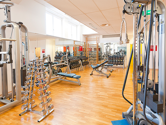 Free weight area with dumbbells and cable pulley at ACTIV FITNESS Rüti
