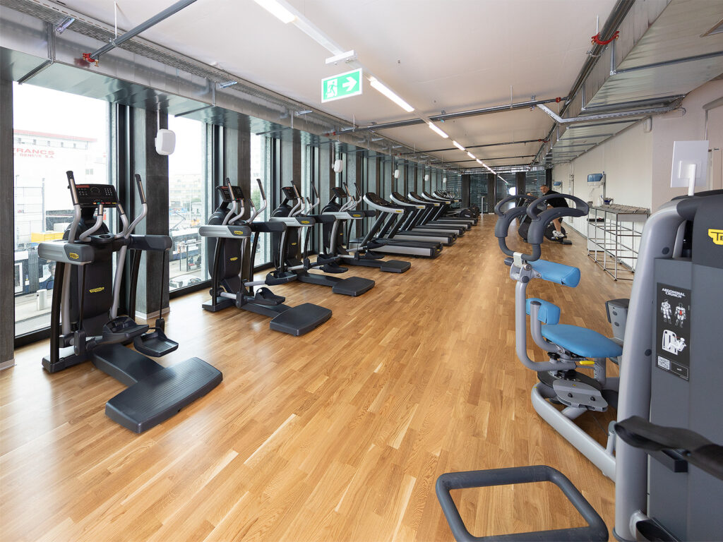 Area di resistenza con stepper e tapis roulant all'ACTIV FITNESS Lancy Pont Rouge