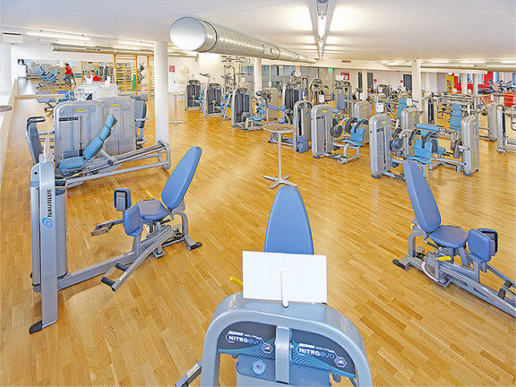 Strength area with various strength machines at ACTIV FITNESS Studio Fribourg