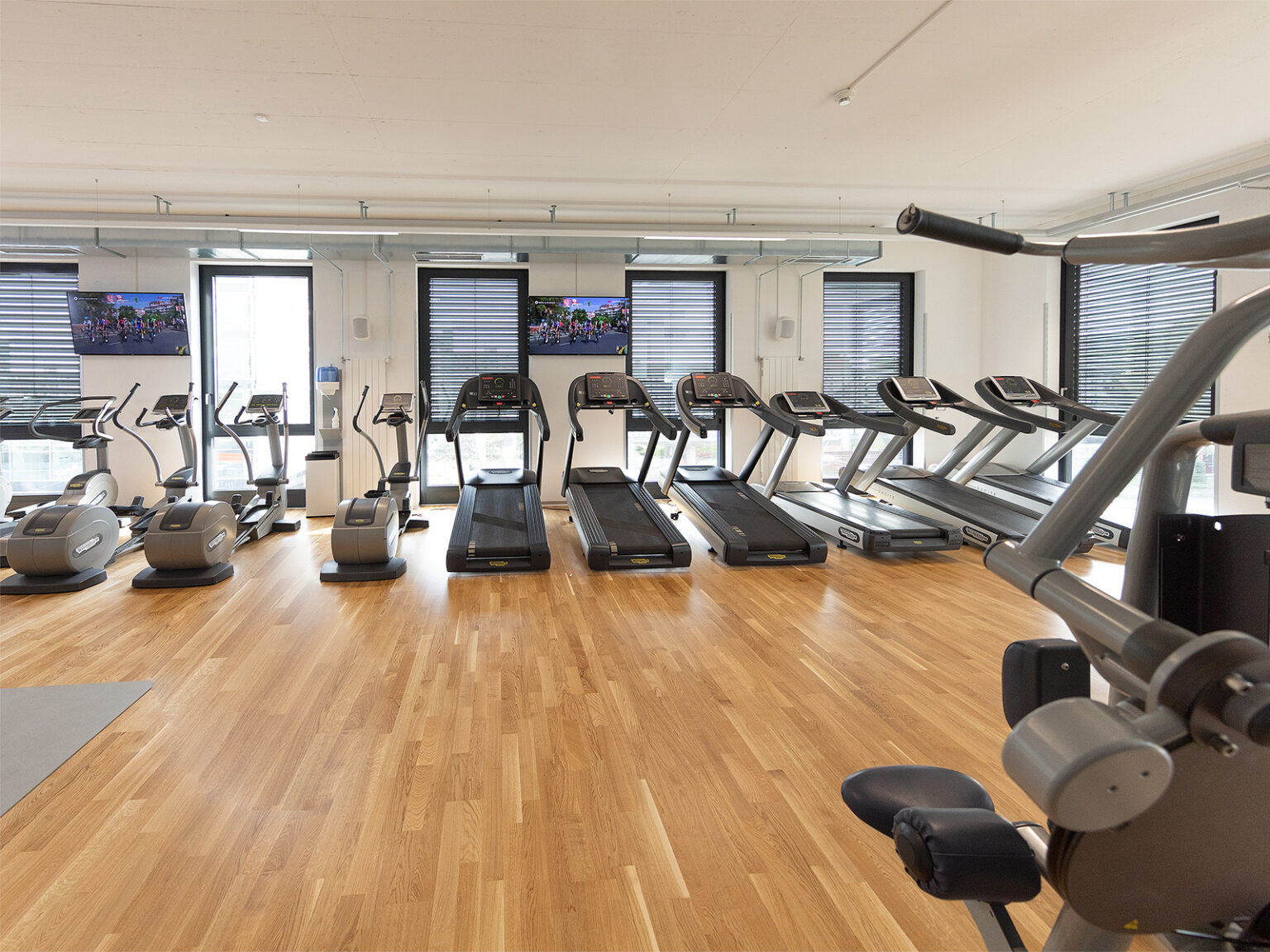 Endurance area with bicycles and treadmills at ACTIV FITNESS Studio Geneva Charmilles