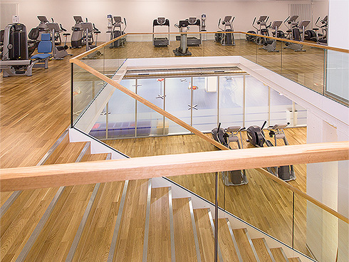 Strength area with various strength machines in the ACTIV FITNESS Studio Lachen