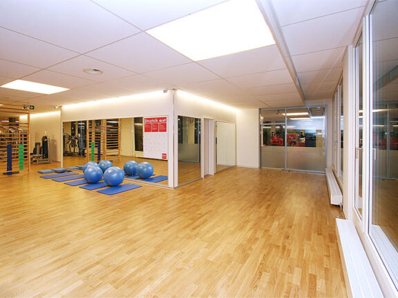 Functionalbereich mit Gymnastikbällen, Bodenmatten und Spiegelwand im ACTIV FITNESS Studio Kloten