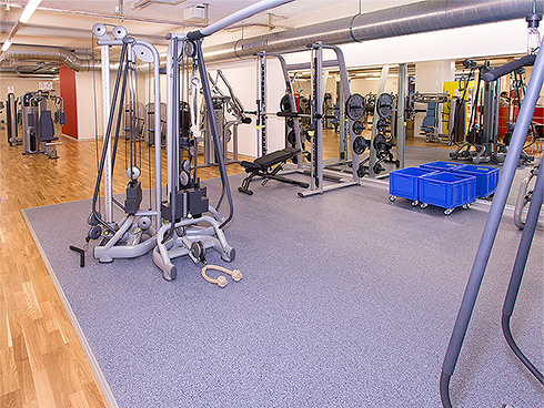 Strength area with cable pulley and free weights and squat rack at ACTIV FITNESS Studio Lachen