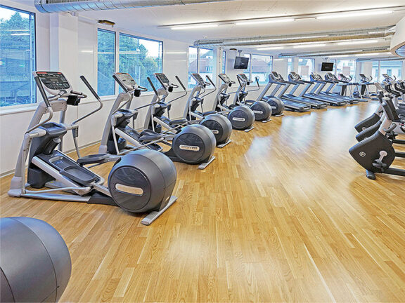 Endurance area with treadmills, steppers and bikes at ACTIV FITNESS Studio Fribourg
