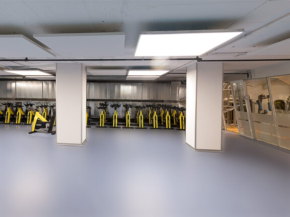 Large class room with spinning bikes at ACTIV FITNESS Studio Geneva Rhône
