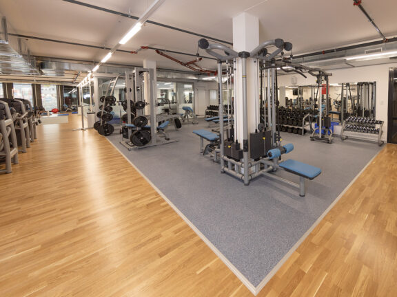 Strength area with cable pulley and free weights at ACTIV FITNESS Lancy Pont Rouge