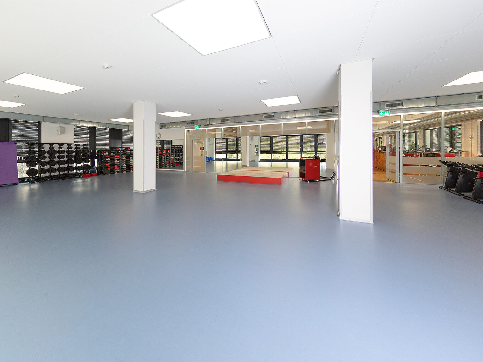 Grande salle de cours avec deux piliers au Studio ACTIV FITNESS Genève Charmilles