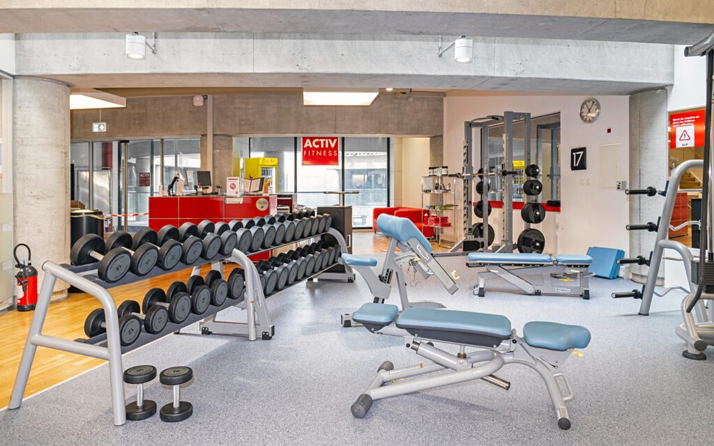 Free weight area with dumbbells and squat rack at ACTIV FITNESS Lausanne Chauderon