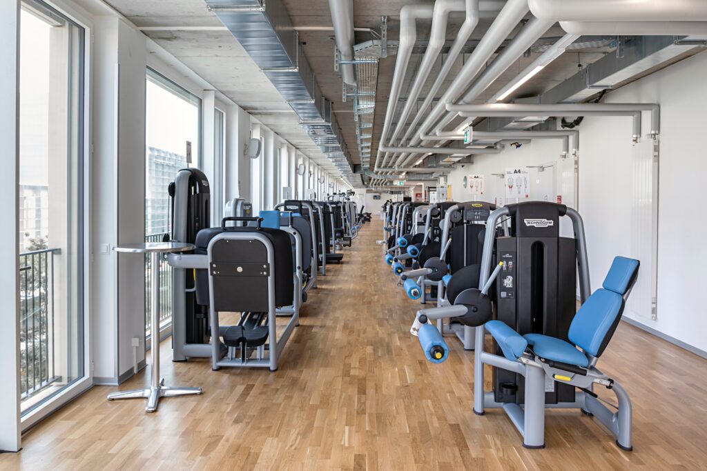 Strength area with various machines at ACTIV FITNESS Geneva Eaux-Vives