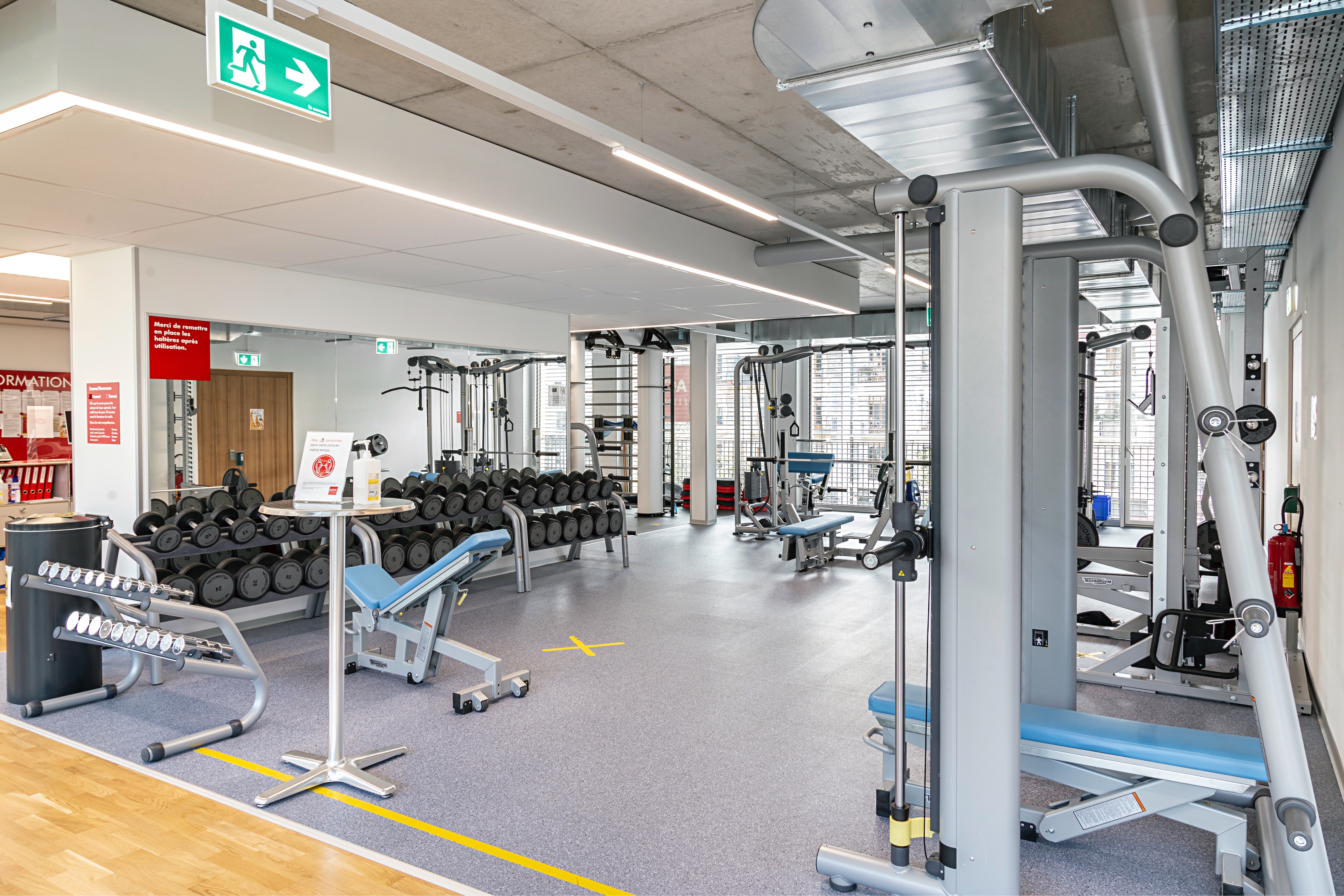 Free weight area with dumbbells, squat rack and cable pulley at ACTIV FITNESS Geneva Eaux Vives