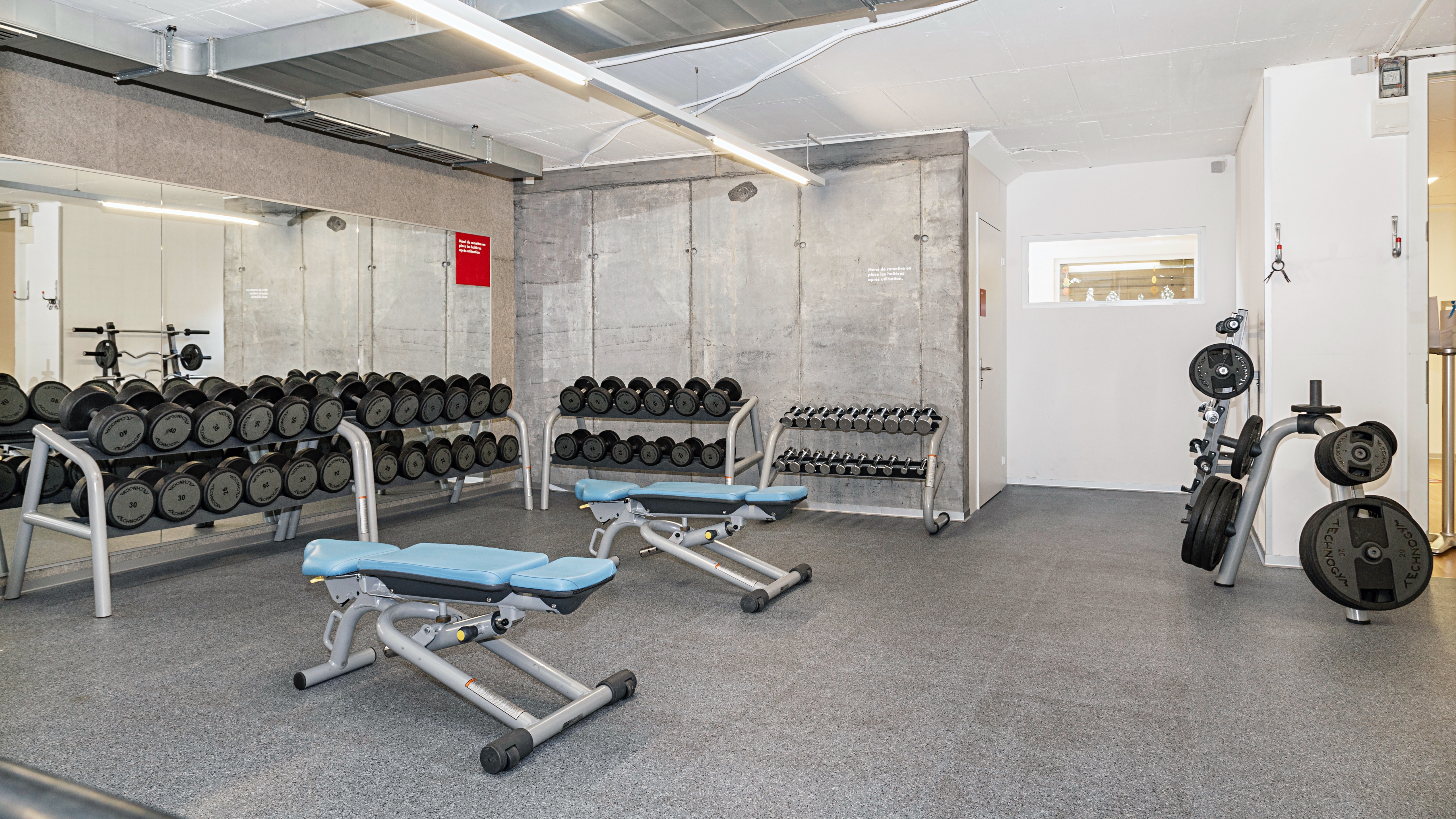 Free weight area with dumbbells, dumbbells and barbells at ACTIV FITNESS Lausanne Gare