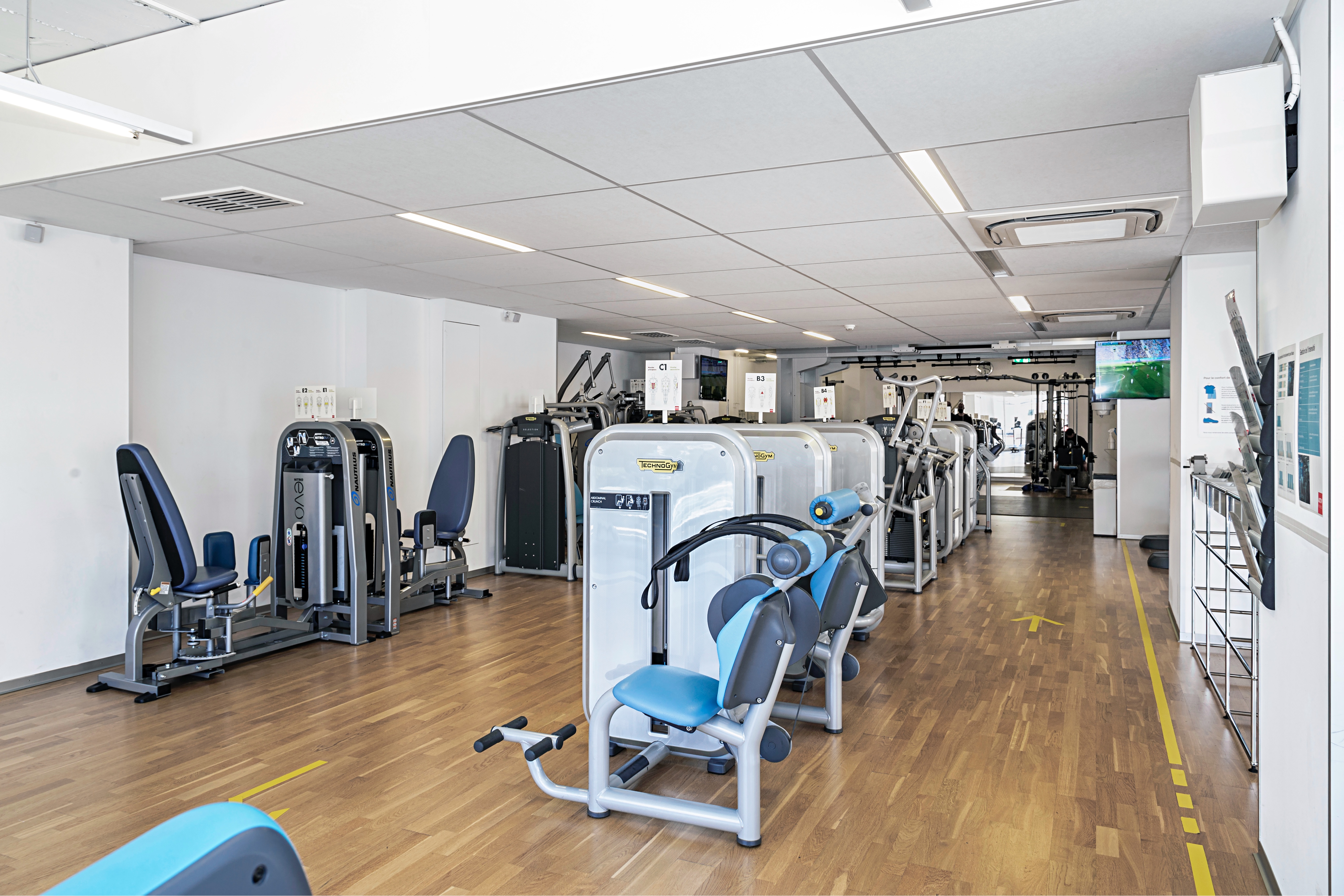 Strength area with various strength machines at ACTIV FITNESS Lausanne Gare