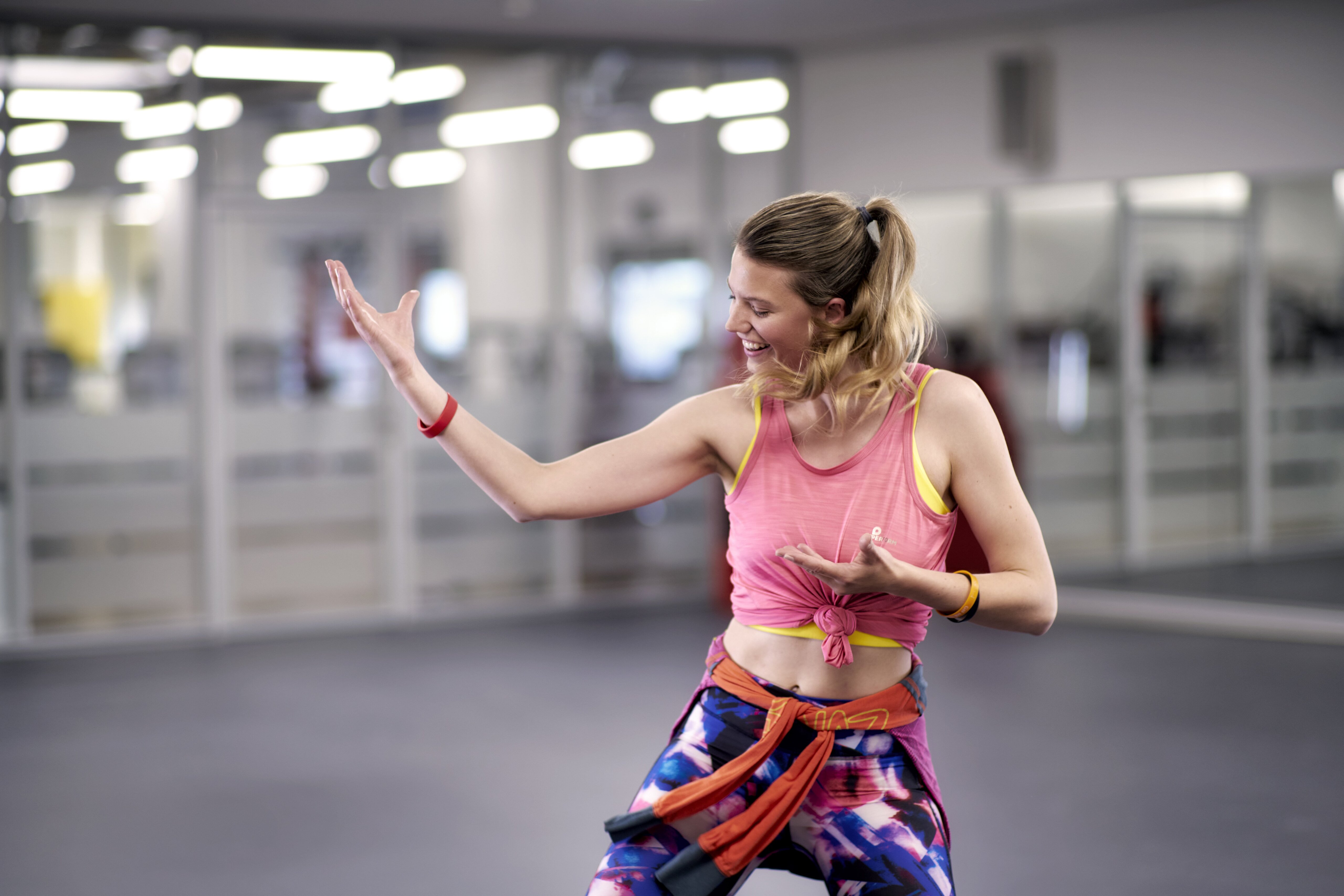 Frau tanzt zu Zumba-Moves im Activ Fitness