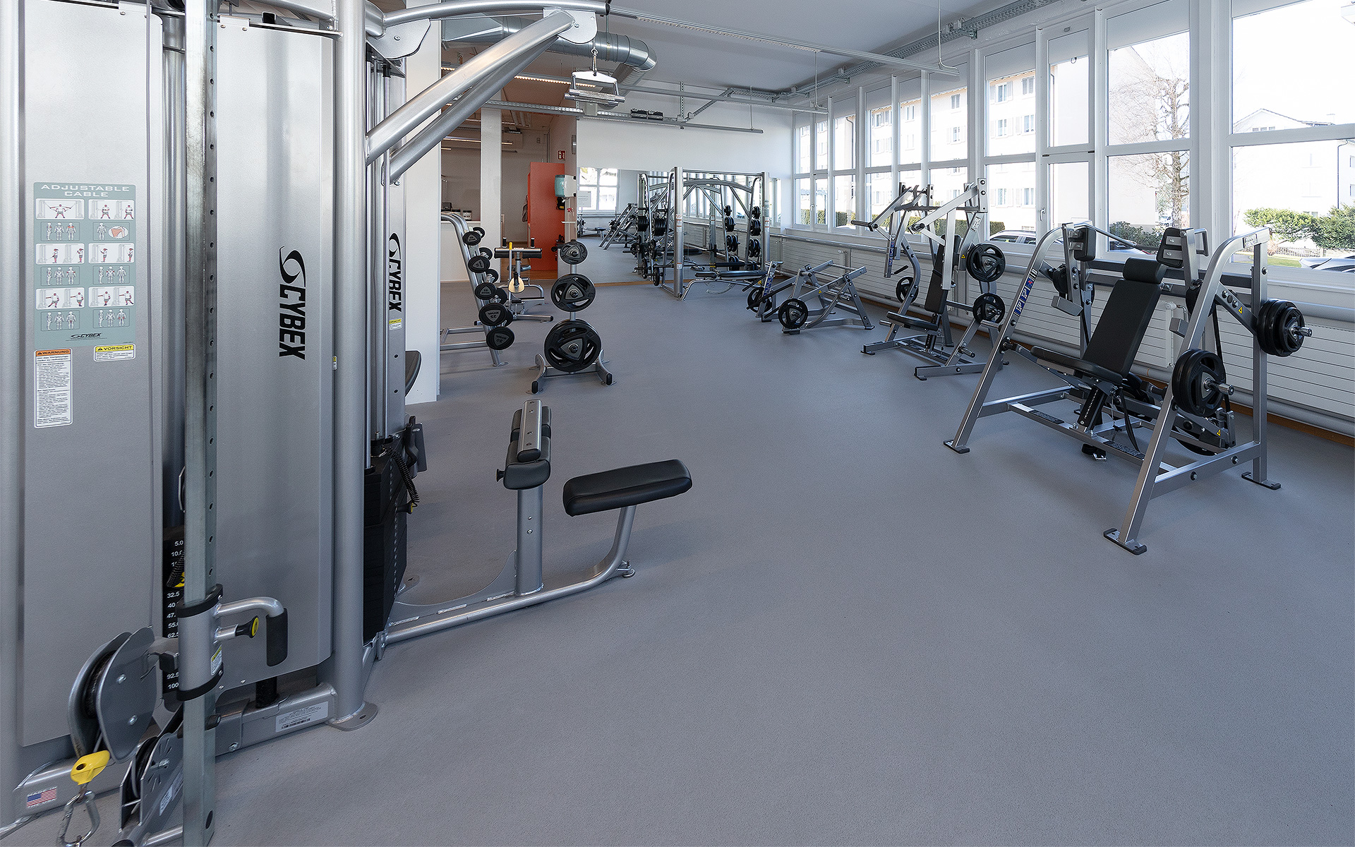 Weight training area with various weight machines and cable pulleys in the ACTIV FITNESS studio in Gossau.